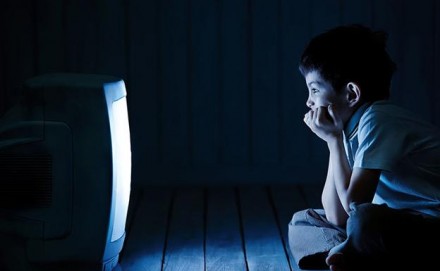 Guardare la tv o smartphone al buio prima di andare al letto, sonno compromesso per i ragazzi
